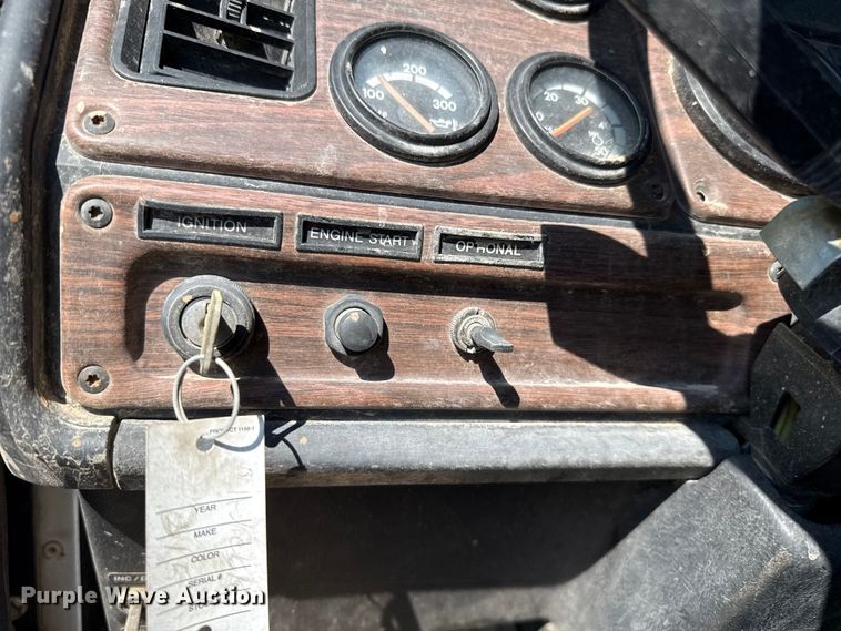 image for item EP0524 1998 Freightliner FLD semi truck