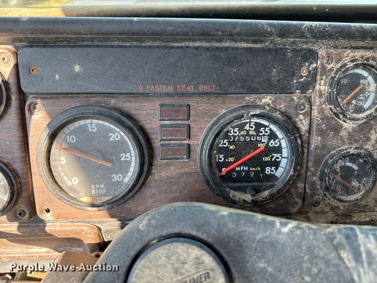 image for item EP0524 1998 Freightliner FLD semi truck