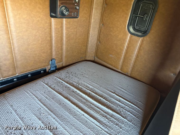 image for item EP0524 1998 Freightliner FLD semi truck