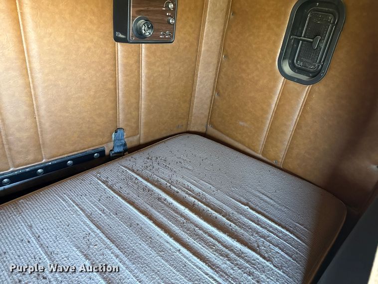 image for item EP0524 1998 Freightliner FLD semi truck