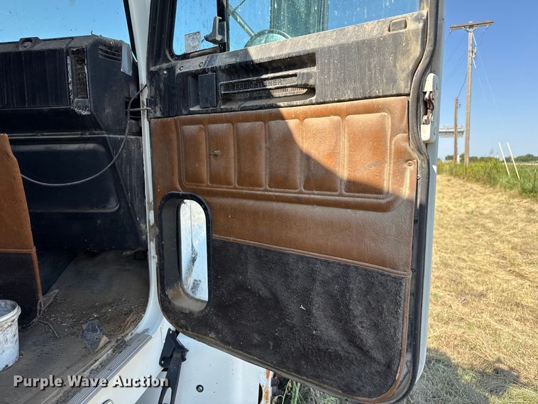 image for item EP0524 1998 Freightliner FLD semi truck