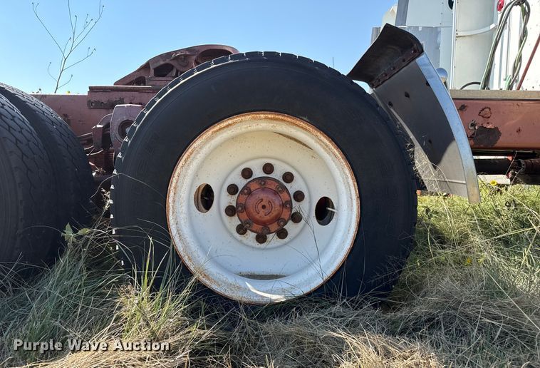 image for item EP0524 1998 Freightliner FLD semi truck