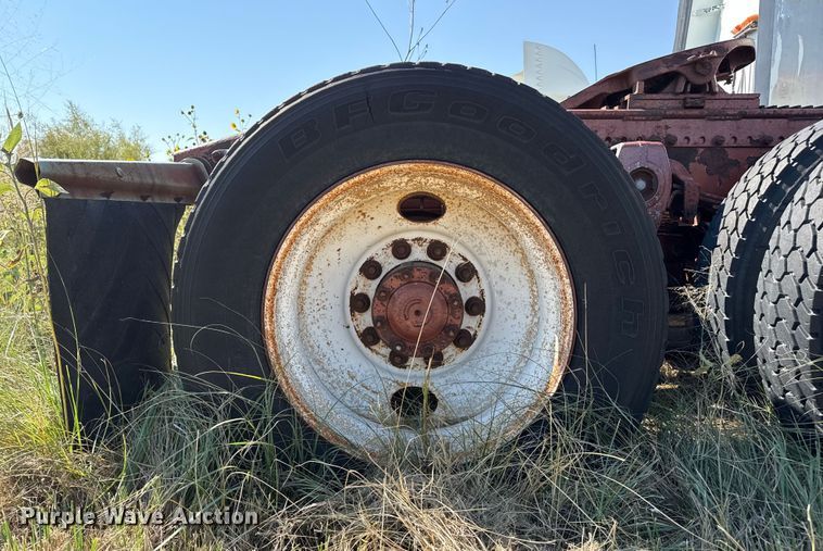 image for item EP0524 1998 Freightliner FLD semi truck