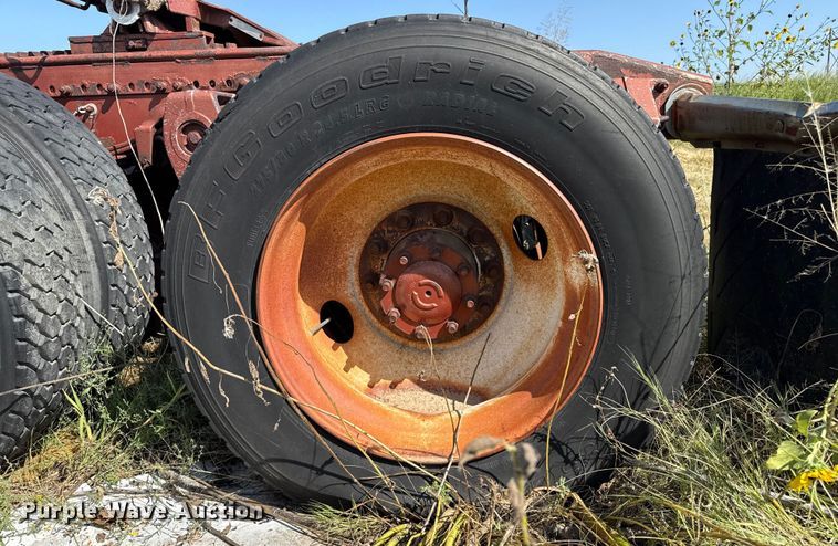 image for item EP0524 1998 Freightliner FLD semi truck