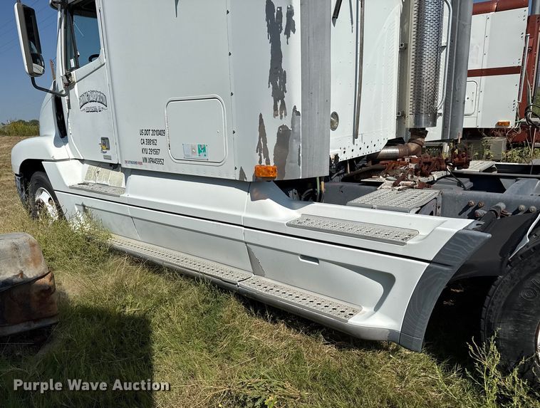 image for item EP0525 1999 Freightliner Century Class semi truck