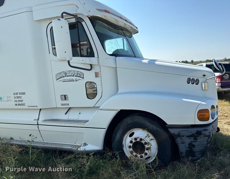 image for item EP0525 1999 Freightliner Century Class semi truck