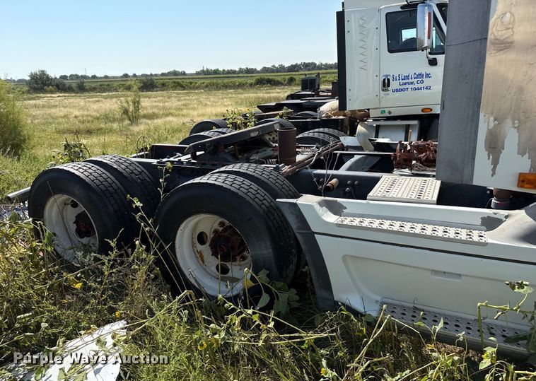 image for item EP0525 1999 Freightliner Century Class semi truck
