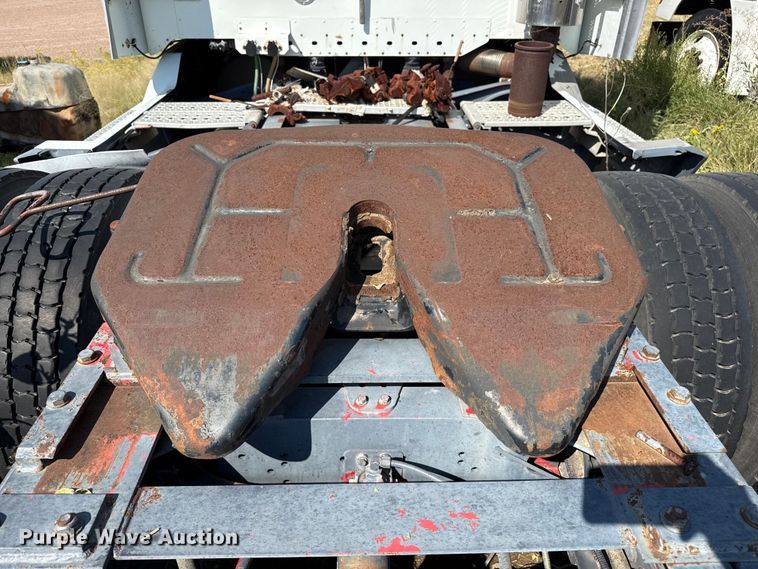 image for item EP0525 1999 Freightliner Century Class semi truck