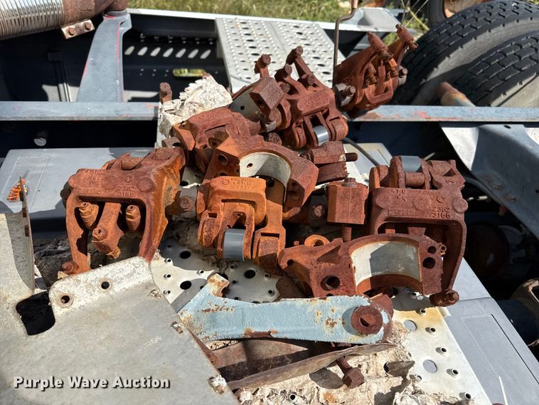 image for item EP0525 1999 Freightliner Century Class semi truck