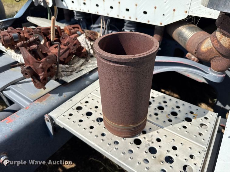 image for item EP0525 1999 Freightliner Century Class semi truck