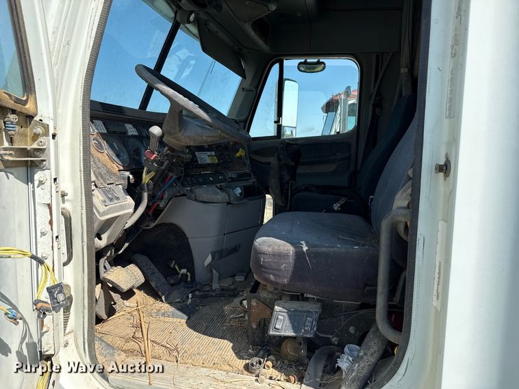 image for item EP0525 1999 Freightliner Century Class semi truck