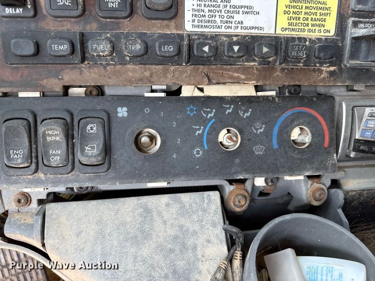 image for item EP0525 1999 Freightliner Century Class semi truck