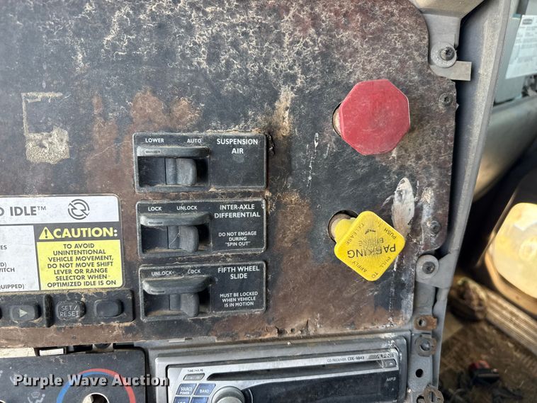 image for item EP0525 1999 Freightliner Century Class semi truck