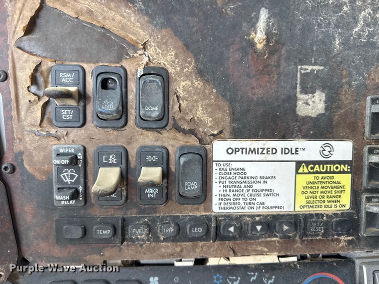 image for item EP0525 1999 Freightliner Century Class semi truck