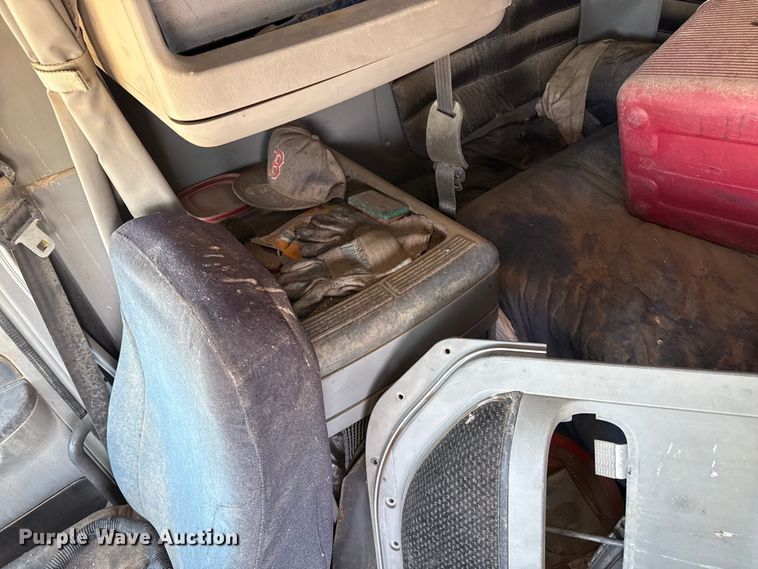 image for item EP0525 1999 Freightliner Century Class semi truck