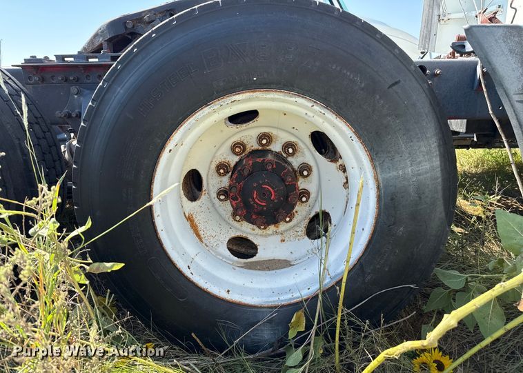 image for item EP0525 1999 Freightliner Century Class semi truck