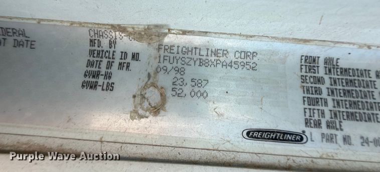 image for item EP0525 1999 Freightliner Century Class semi truck