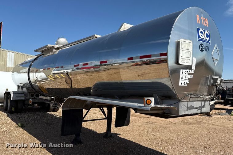 image for item EP0588 2002 Walker tank trailer