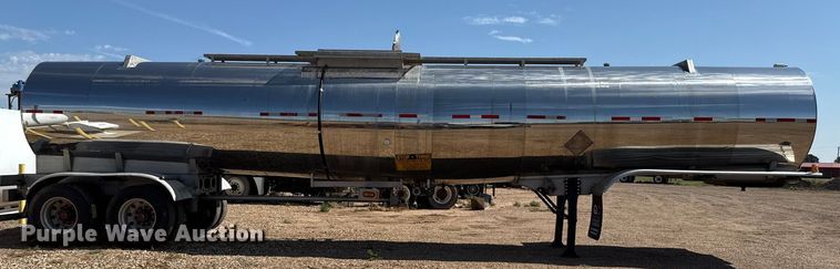 image for item EP0588 2002 Walker tank trailer