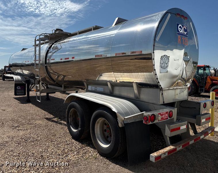 image for item EP0588 2002 Walker tank trailer