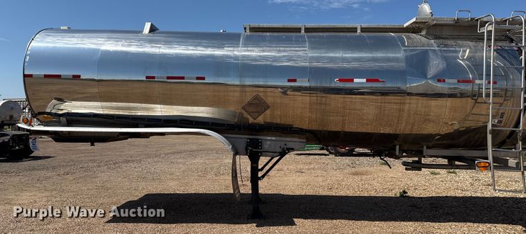 image for item EP0588 2002 Walker tank trailer
