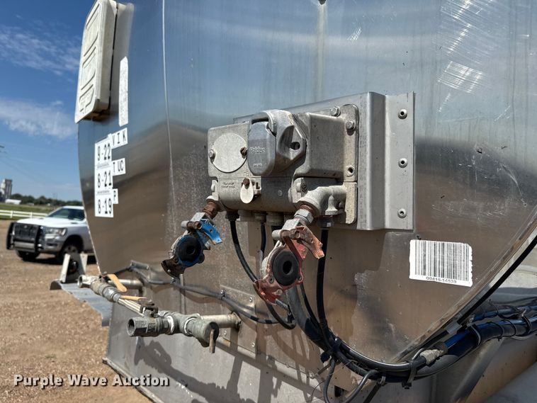 image for item EP0588 2002 Walker tank trailer