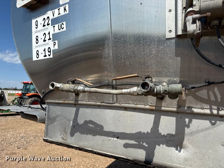 image for item EP0588 2002 Walker tank trailer