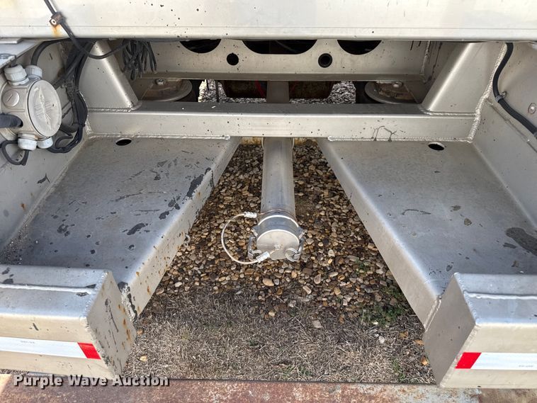 image for item EP0588 2002 Walker tank trailer