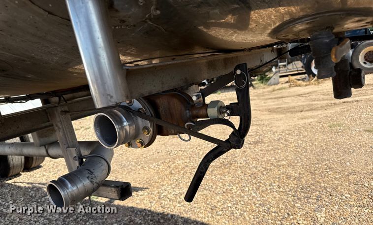 image for item EP0588 2002 Walker tank trailer