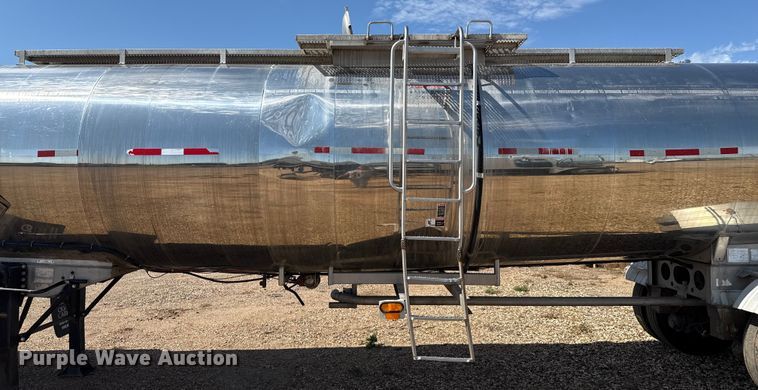 image for item EP0588 2002 Walker tank trailer