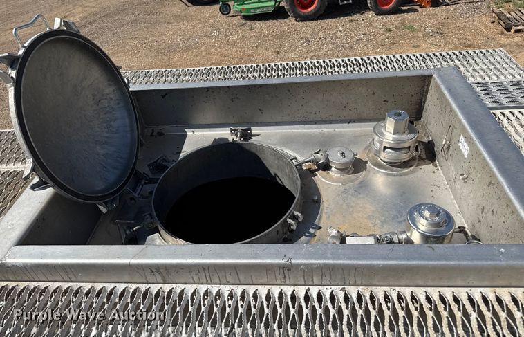 image for item EP0588 2002 Walker tank trailer