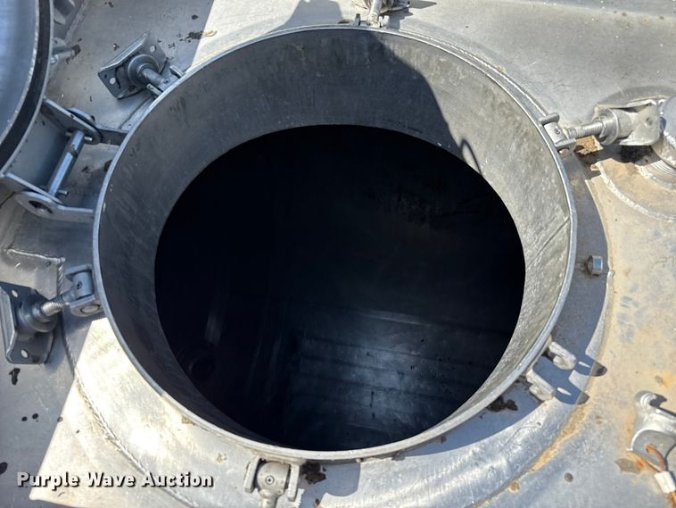 image for item EP0588 2002 Walker tank trailer