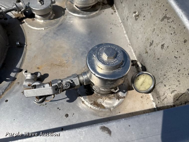 image for item EP0588 2002 Walker tank trailer