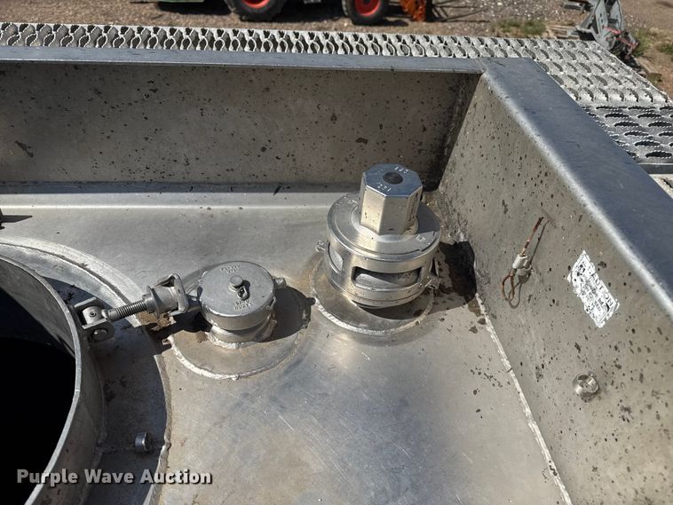 image for item EP0588 2002 Walker tank trailer