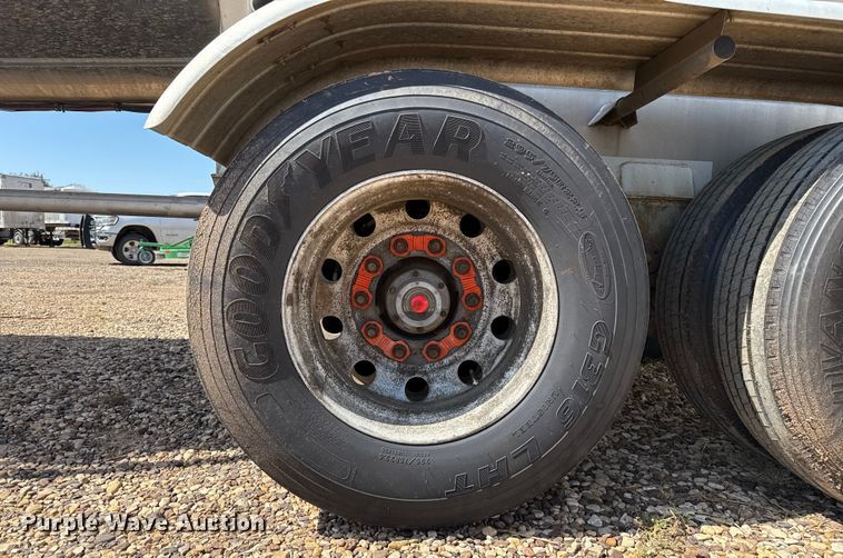 image for item EP0588 2002 Walker tank trailer