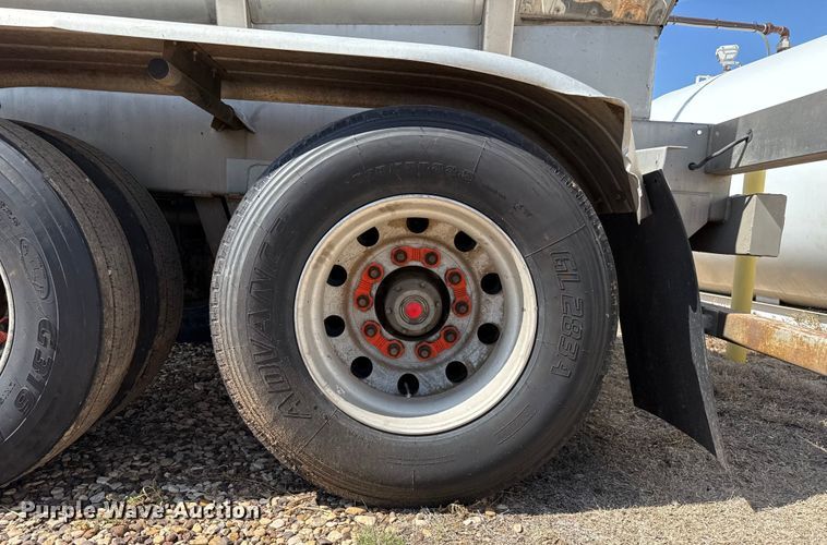 image for item EP0588 2002 Walker tank trailer