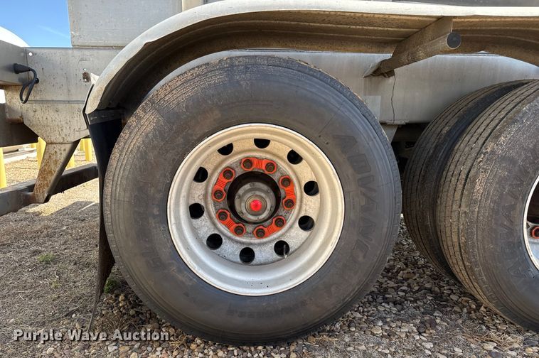 image for item EP0588 2002 Walker tank trailer