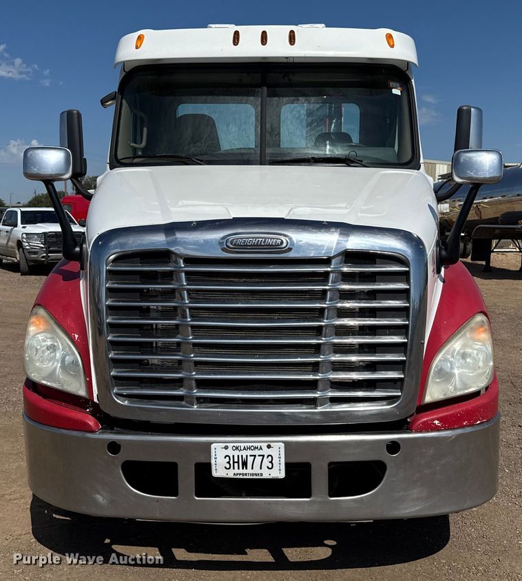 image for item EP0590 2013 Freightliner Cascadia 125 semi truck
