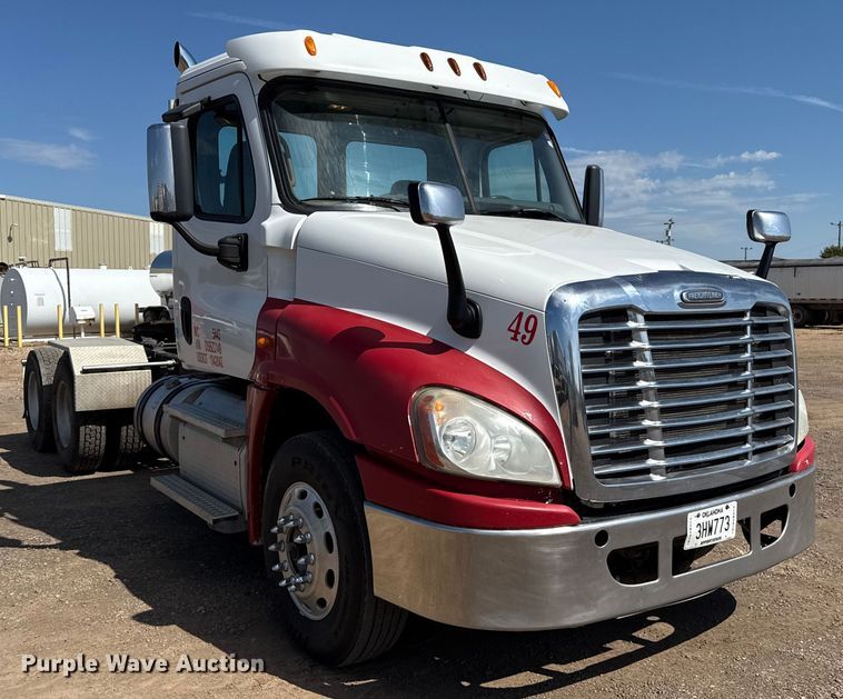 image for item EP0590 2013 Freightliner Cascadia 125 semi truck