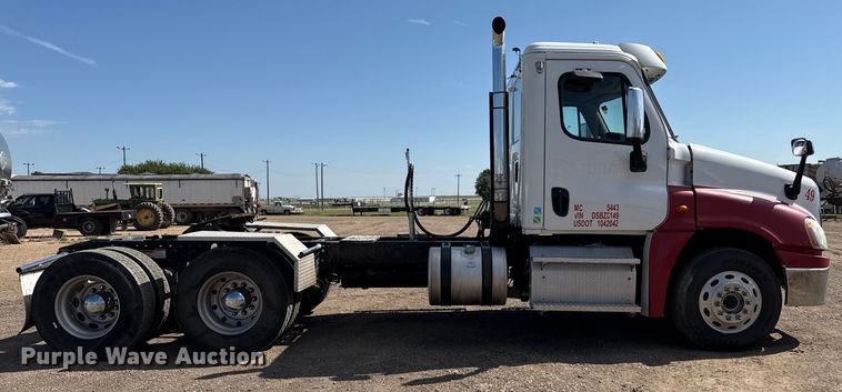 image for item EP0590 2013 Freightliner Cascadia 125 semi truck