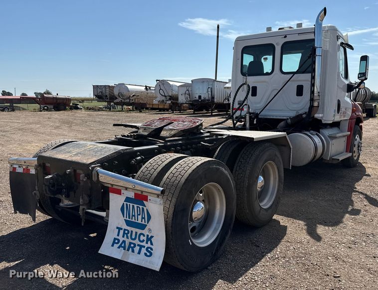 image for item EP0590 2013 Freightliner Cascadia 125 semi truck