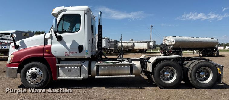 image for item EP0590 2013 Freightliner Cascadia 125 semi truck