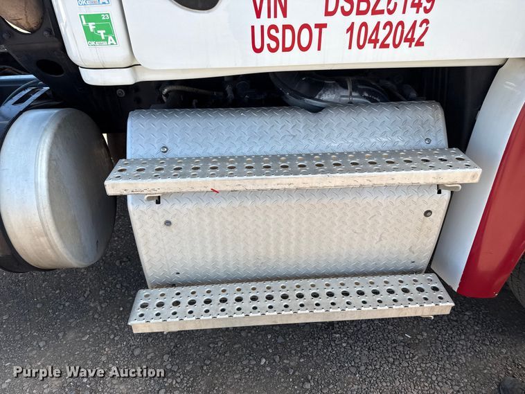 image for item EP0590 2013 Freightliner Cascadia 125 semi truck