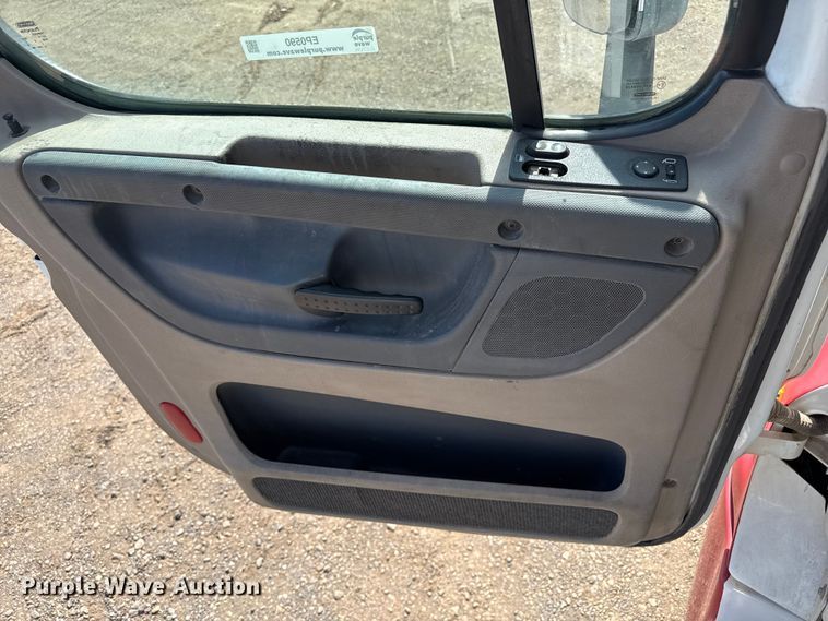 image for item EP0590 2013 Freightliner Cascadia 125 semi truck