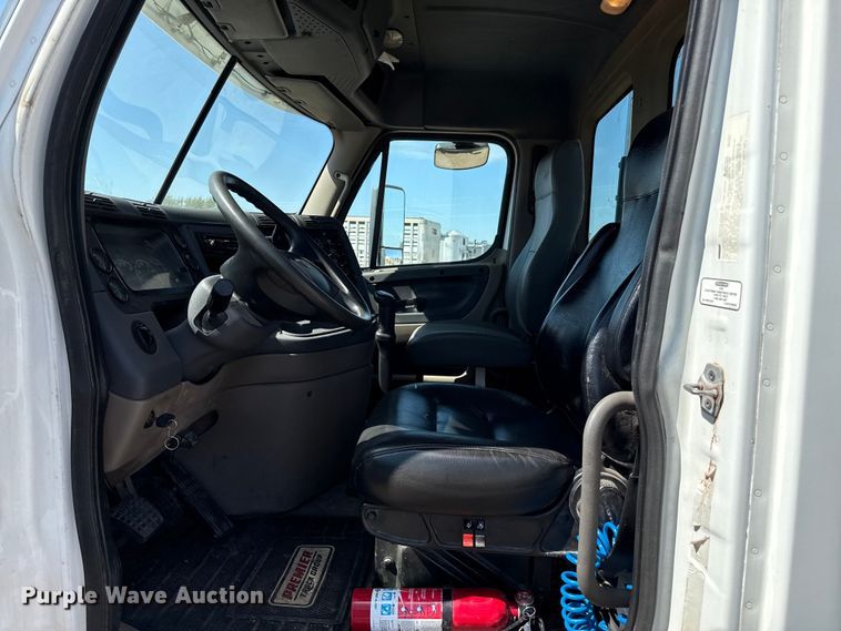 image for item EP0590 2013 Freightliner Cascadia 125 semi truck