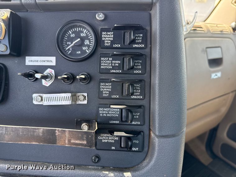 image for item EP0590 2013 Freightliner Cascadia 125 semi truck