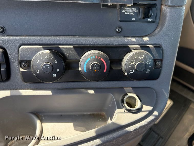 image for item EP0590 2013 Freightliner Cascadia 125 semi truck