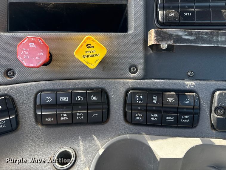 image for item EP0590 2013 Freightliner Cascadia 125 semi truck