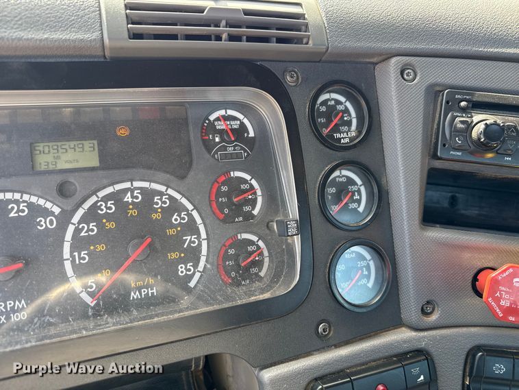 image for item EP0590 2013 Freightliner Cascadia 125 semi truck