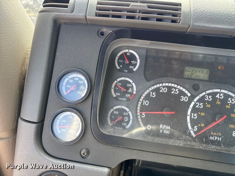 image for item EP0590 2013 Freightliner Cascadia 125 semi truck